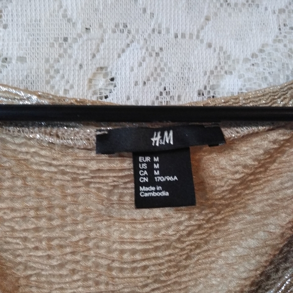 REDUCED!! &M metallic Gold Short Slv Shirt SZM - Picture 3 of 6